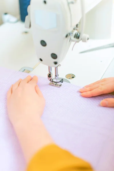女人的手在缝纫机上工作. — 图库照片