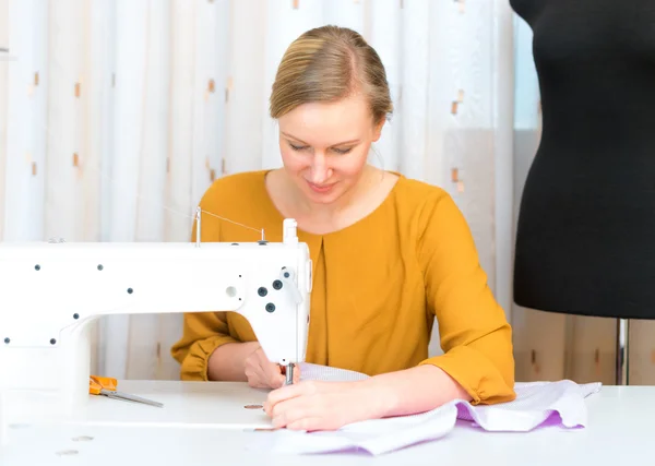 Frau arbeitet in der Fabrik an Nähmaschine. — Stockfoto