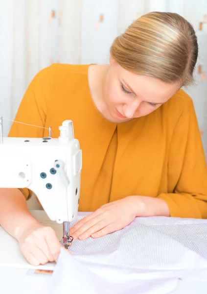 Vrouw die werkt op naaimachine in de fabriek. — Stockfoto