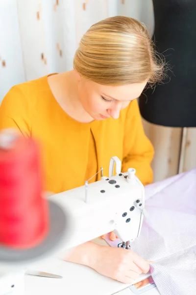 Woman working on sewing machine in the factory. — Stock Photo, Image