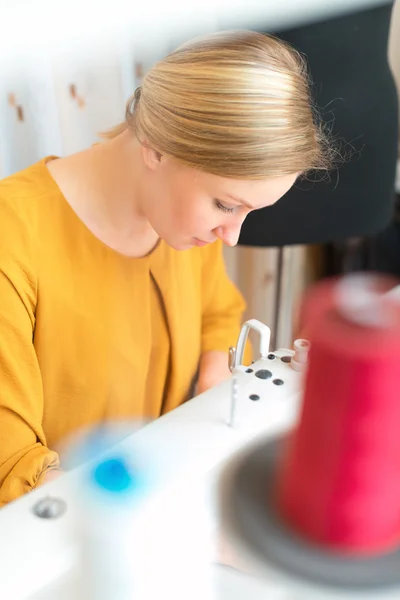 Frau arbeitet in der Fabrik an Nähmaschine. — Stockfoto