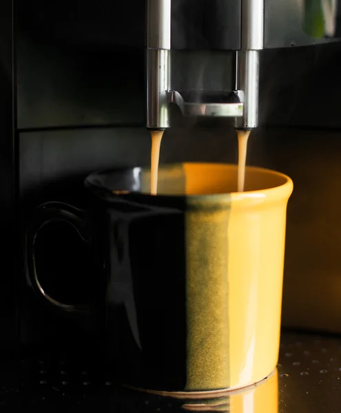 Professional coffee machine making coffee. — Stock Photo, Image