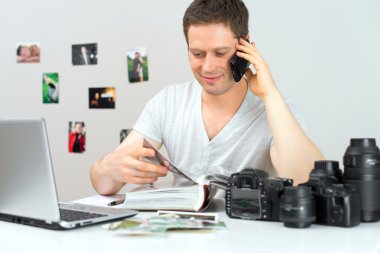 Fotoğrafçı fotoğraf müşteri ile cep telefonuyla tartışıyor..