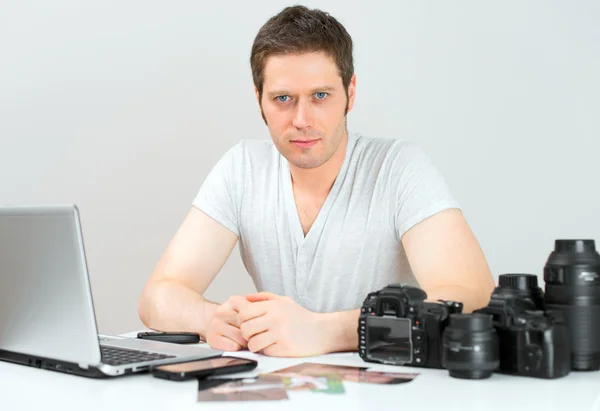 Fotógrafo do sexo masculino trabalhando em seu local de trabalho . — Fotografia de Stock