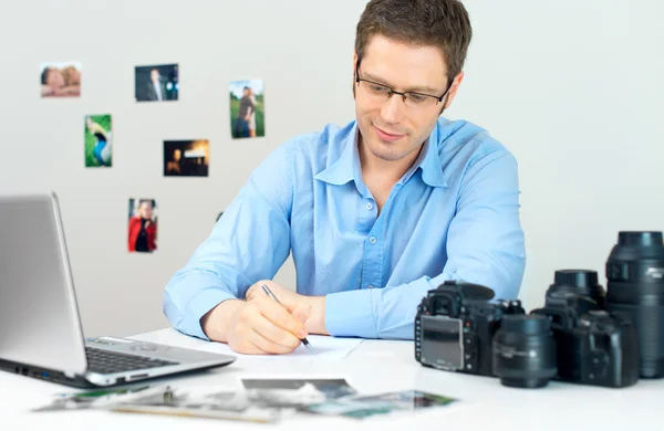 Fotografo che seleziona le foto sul suo computer . — Foto Stock