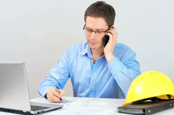 Architect discussing house plan with client by mobile phone. — Stock Photo, Image