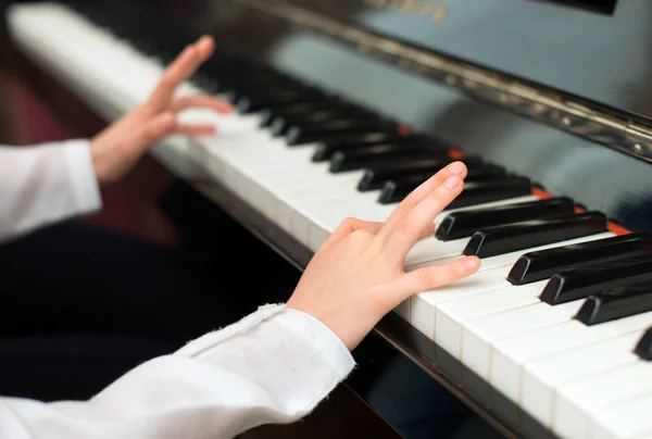 Kind leren om de piano te spelen. — Stockfoto