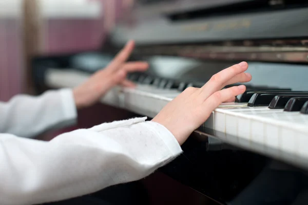 Child learning to play the piano. — Stock Photo, Image