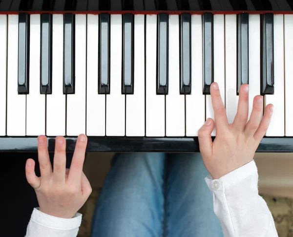 Kind leren om de piano te spelen. Bovenaanzicht. — Stockfoto