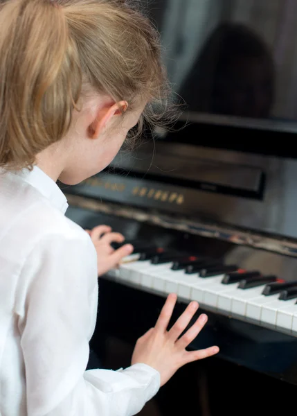 ピアノを弾くことを学ぶ少女. — ストック写真