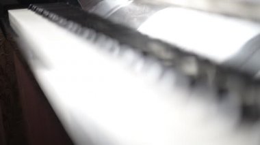 Piyano. Anahtarlar üzerinde odak hareket.