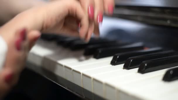 Mulher ensina a criança a tocar piano . — Vídeo de Stock