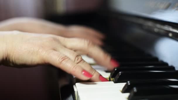 Donna che suona il pianoforte. — Video Stock