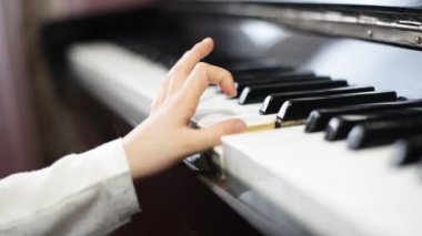 Çocuk piyano çalmayı öğrenme.