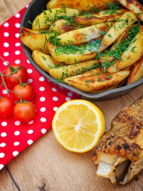 Kızarmış balık ve patates dereotu demir Pan ile.