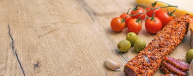 Domates, peynir, zeytin, sarımsak ve fuet.