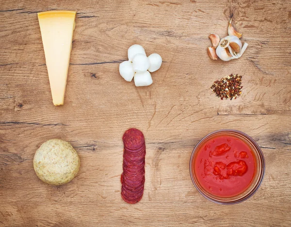 Ingredientes de comida de pizza em mesa de madeira. Vista superior . — Fotografia de Stock