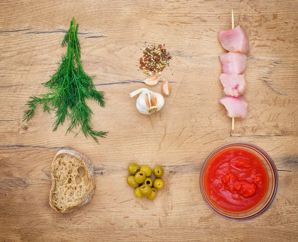 Lebensmittelzutaten auf einer hölzernen Tischplatte. Ansicht von oben. — Stockfoto