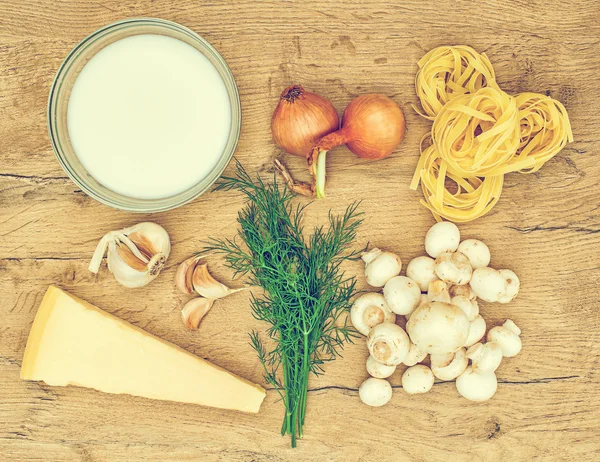 Ingredientes alimenticios para pasta con champiñones. Efecto vintage . — Foto de Stock