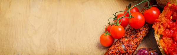 Bruschetta z pomidorowy, pomidory i fuet. Miejsce dla tekstu. — Zdjęcie stockowe