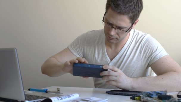 Técnico masculino que fija el router del interruptor del lan en su lugar de trabajo . — Vídeo de stock