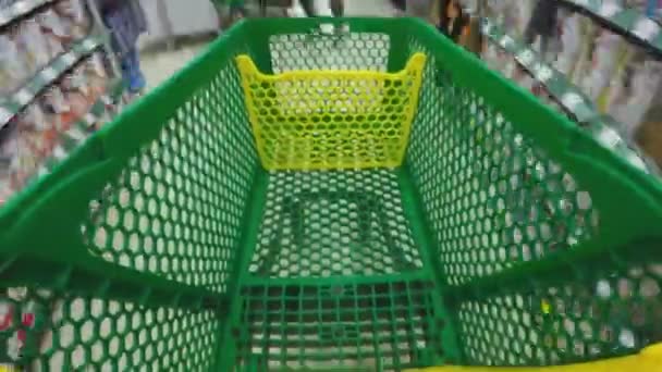 Chodzenie po zakupy z zielony koszyk. Szybkiego ruchu. 4k. — Wideo stockowe
