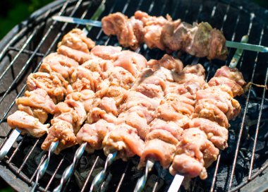 Yuvarlak ızgara lezzetli kebab.