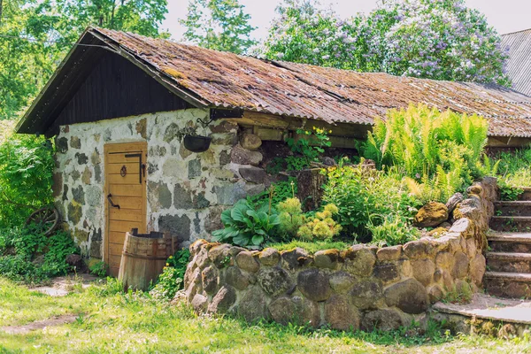 Velho celeiro de pedra rural na fazenda . — Fotografia de Stock