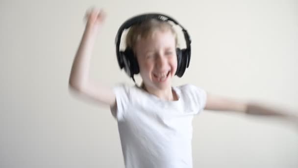 Dziewczynka szczęśliwy taniec w słuchawkach. zwolnionym tempie. — Wideo stockowe