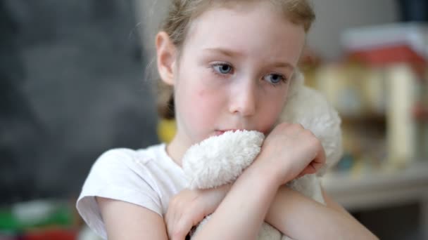 Petite fille triste avec ours en peluche dans la chambre des enfants . — Video