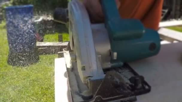 Handyman met handzaagmachine buiten. — Stockvideo