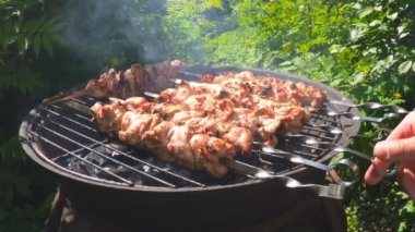 Izgara üzerinde shashlik hazırlanması. Yavaş çekim.