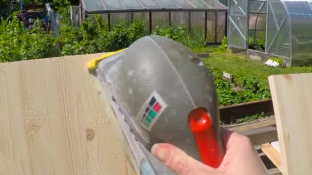 Vrouwelijke hand polijsten van hout met slijpmachine. — Stockvideo