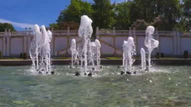 Şehir parkında çeşme. Yavaş çekim.