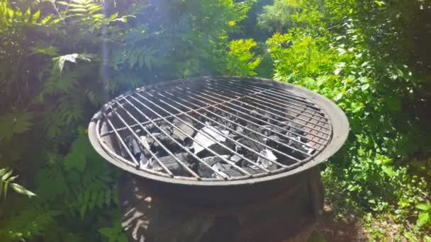 Grill à charbon ouvert avec charbon brûlant . — Video