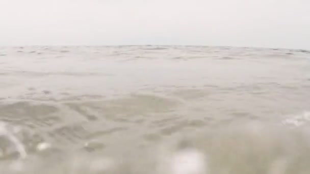 Olas del mar cerca de la playa . — Vídeo de stock