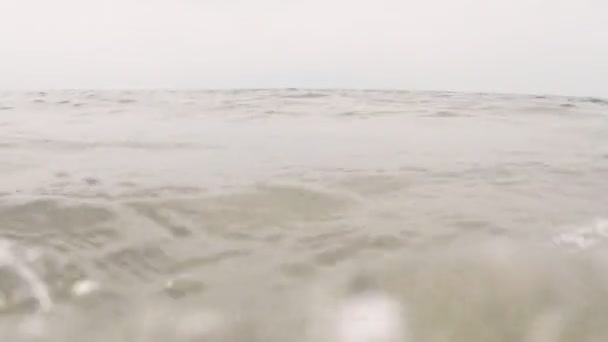 Onde del mare vicino alla spiaggia . — Video Stock