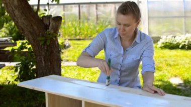 Ahşap mobilya boyama fırça kadınla.