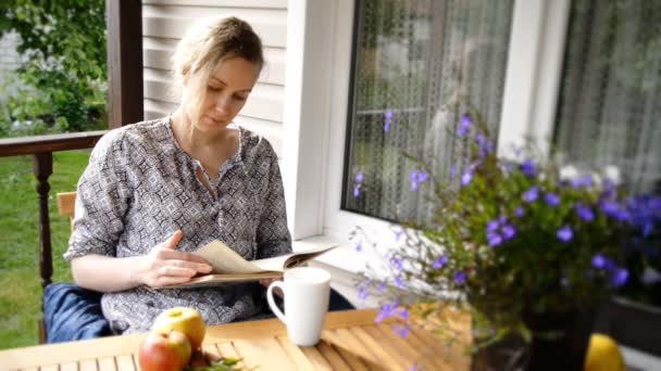 Mujer bonita leyendo libro de vacaciones . — Vídeos de Stock