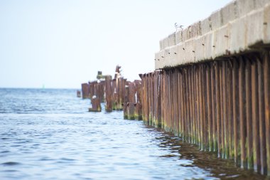 Açık denizde eski iskele kırık.