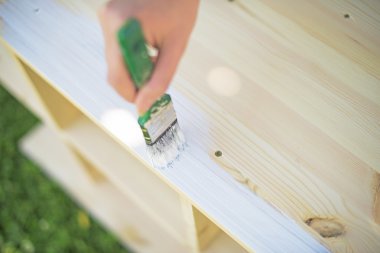 Ahşap mobilya boyama fırça ile el.