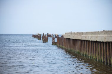 Açık denizde eski iskele kırık.