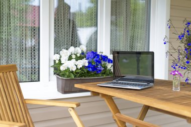 Ahşap masa üstünde açık laptop. Tatil kavramı.