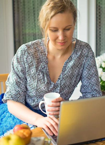 Vrouw met laptop in tuin op vakanties. — Stockfoto
