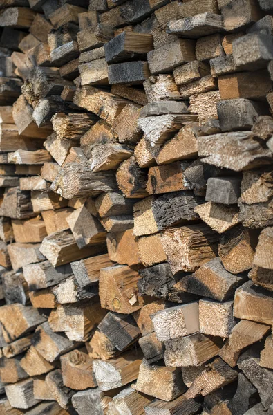 Beaucoup de bûches de bois coupées à sec. Vertical . — Photo