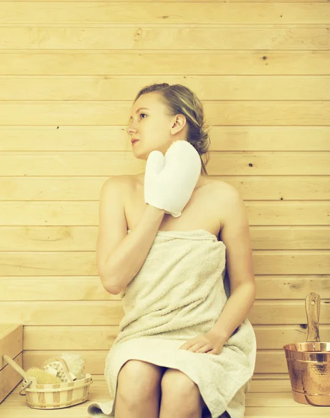 Jovem mulher bonita relaxando na sauna . — Fotografia de Stock