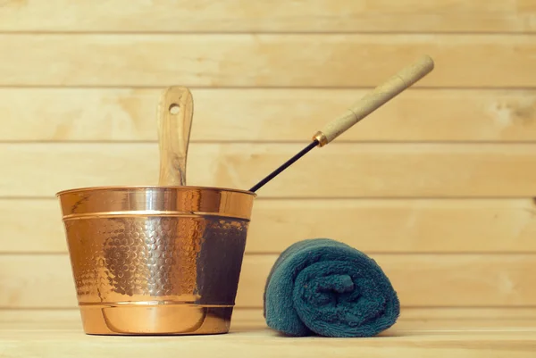 Metalen emmer en handdoek in sauna. — Stockfoto