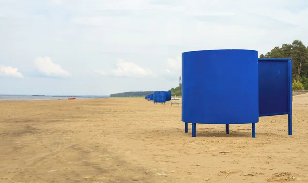 Cabañas de playa azul en la playa vacía . — Foto de Stock