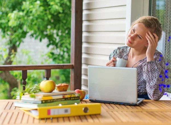 Kvinnliga författare som arbetar på sin nya bok. — Stockfoto