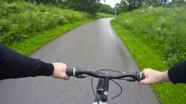 Mann mit Fahrrad unterwegs. Gesichtspunkt erschossen. — Stockvideo